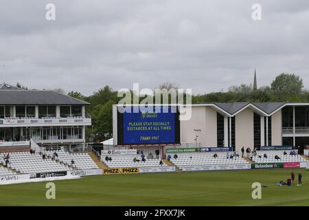 CHESTER LE STREET, GROSSBRITANNIEN. 27. MAI das Punktebrett erinnert die Zuschauer daran, während des LV= County Championship-Spiels zwischen Durham County Cricket Club und Essex am Donnerstag, 27. Mai 2021, in Emirates Riverside, Chester le Street, sozial distanziert zu bleiben. (Kredit: Mark Fletcher, Mi News) Kredit: MI Nachrichten & Sport /Alamy Live Nachrichten Stockfoto