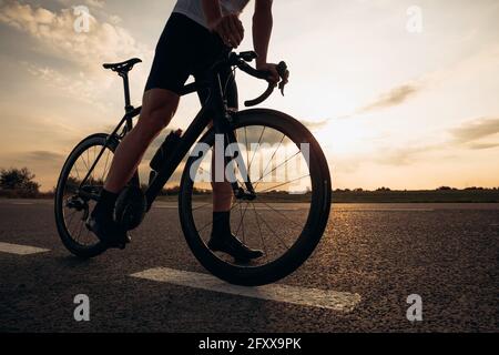 Nahaufnahme eines sportlichen jungen Mannes, der mit auf der Straße steht Fahrrad Stockfoto