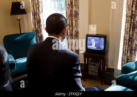 Präsident Obama beobachtet das erste Pressegespräch von Pressesprecher Robert Gibbs im Fernsehen in seiner privaten Studie vor dem Oval Office 22/09. Offizielles Foto des Weißen Hauses von Joyce N. Boghosian Stockfoto