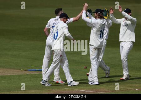 CHESTER LE STREET, GROSSBRITANNIEN. 27. MAI: Matthew Potts von Durham feiert mit brydon Carse, nachdem er den Essex-Schläger Nick Browne für 23 während des LV= County Championship-Spiels zwischen Durham County Cricket Club und Essex am Donnerstag, 27. Mai 2021, in Emirates Riverside, Chester le Street, gekegelt hat. (Kredit: Mark Fletcher, Mi News) Kredit: MI Nachrichten & Sport /Alamy Live Nachrichten Stockfoto