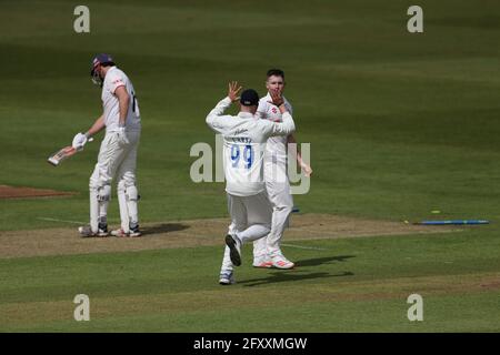 CHESTER LE STREET, GROSSBRITANNIEN. 27. MAI: Matthew Potts von Durham feiert mit brydon Carse, nachdem er den Essex-Schläger Nick Browne für 23 während des LV= County Championship-Spiels zwischen Durham County Cricket Club und Essex am Donnerstag, 27. Mai 2021, in Emirates Riverside, Chester le Street, gekegelt hat. (Kredit: Mark Fletcher, Mi News) Kredit: MI Nachrichten & Sport /Alamy Live Nachrichten Stockfoto