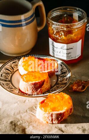 Toast und Marmelade auf einem Teller Stockfoto