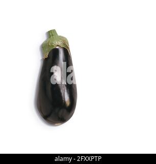 Draufsicht auf isolierte Aubergine auf weißem Hintergrund. Frische Aubergine mit Schatten und Textraum für Text Stockfoto