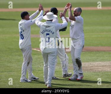 CHESTER LE STREET, GROSSBRITANNIEN. 27. MAI Ben Raine aus Durham feiert mit seinen Teamkollegen, nachdem er Essex's Simon Harmer während des LV= County Championship-Spiels zwischen Durham County Cricket Club und Essex am Donnerstag, 27. Mai 2021, in Emirates Riverside, Chester le Street, abgesetzt hatte. (Kredit: Mark Fletcher, Mi News) Kredit: MI Nachrichten & Sport /Alamy Live Nachrichten Stockfoto