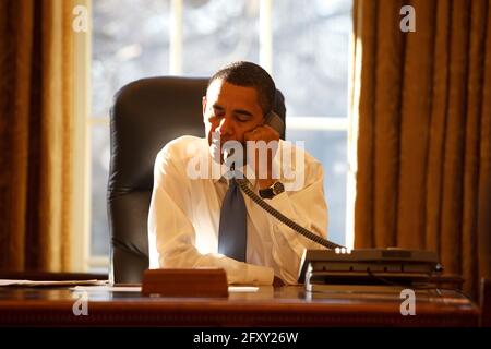 Präsident Barack Obama spricht an seinem ersten Tag im Amt am 21. Januar 09 mit einem ausländischen Staatschef im Oval Office. Offizielles weißes Haus Foto von Pete Souza Stockfoto