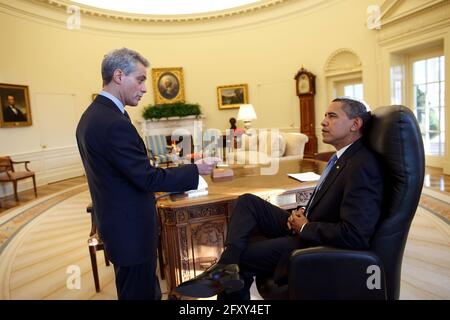 Präsident Barack Obama trifft sich allein mit dem Stabschef Rahm Emanuel im Oval Office an seinem ersten vollen Tag im Amt. 1/21/09Offizielles Foto des Weißen Hauses von Pete Souza Stockfoto