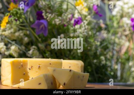 Käse in Scheiben mit Kreuzkümmel auf einem Holztisch. Feier eines traditionellen Feiertags in Lettland Ligo im Juni Stockfoto