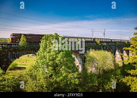 Diesel-E-Lokomotive der Baureihe 57, die von Liverpool nach Carlisle fährt. Gesehen hier vorbei an der Sankey Viadukt in Earlestown bekannt als ni Stockfoto