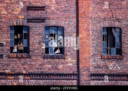 28. April 2021, Mecklenburg-Vorpommern, Pasewalk: An der Ucker stehen leerstehende und teilweise verfallene Ziegelgebäude. An der Ostgrenze zwischen Mecklenburg-Vorpommern und Brandenburg steht der wirtschaftliche Aufschwung noch lange bevor. Die Arbeitslosenquote im Landkreis Vorpommern-Greifswald liegt bei fast zehn Prozent. Foto: Jens Büttner/dpa-Zentralbild/ZB Stockfoto