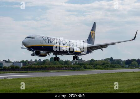 London Southend Airport, Essex, Großbritannien. Mai 2021. Nach der Schließung des Stützpunktes von easyJet in Southend im Sommer 2020 und der Annullierung der Ryanair-Flüge nach dem letzten Service am 8. Januar dieses Jahres waren auf dem Flughafen Essex keine Passagierflüge mehr vorhanden, was sich in finanzieller Hinsicht erheblich negativ auf den Flughafen ausgewirkt hat. Heute sind zwei Ryanair Boeing 737-Jets für die Wiederaufnahme des Flugverkehrs nach der Aufhebung der Reisebeschränkungen durch COVID 19 bereit gelandet. Die erste Abfahrt ist für den 06:35 nach Alicante, Spanien, am 28. Mai geplant. Das zweite Flugzeug ist als Landung abgebildet Stockfoto