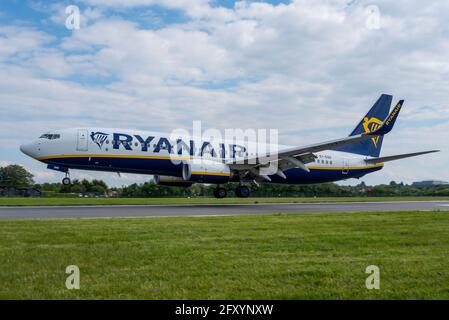 London Southend Airport, Essex, Großbritannien. Mai 2021. Nach der Schließung des Stützpunktes von easyJet in Southend im Sommer 2020 und der Annullierung der Ryanair-Flüge nach dem letzten Service am 8. Januar dieses Jahres waren auf dem Flughafen Essex keine Passagierflüge mehr vorhanden, was sich in finanzieller Hinsicht erheblich negativ auf den Flughafen ausgewirkt hat. Heute sind zwei Ryanair Boeing 737-Jets für die Wiederaufnahme des Flugverkehrs nach der Aufhebung der Reisebeschränkungen durch COVID 19 bereit gelandet. Die erste Abfahrt ist für den 06:35 nach Alicante, Spanien, am 28. Mai geplant. Das zweite Flugzeug ist als Landung abgebildet Stockfoto
