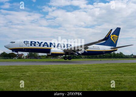 London Southend Airport, Essex, Großbritannien. Mai 2021. Nach der Schließung des Stützpunktes von easyJet in Southend im Sommer 2020 und der Annullierung der Ryanair-Flüge nach dem letzten Service am 8. Januar dieses Jahres waren auf dem Flughafen Essex keine Passagierflüge mehr vorhanden, was sich in finanzieller Hinsicht erheblich negativ auf den Flughafen ausgewirkt hat. Heute sind zwei Ryanair Boeing 737-Jets für die Wiederaufnahme des Flugverkehrs nach der Aufhebung der Reisebeschränkungen durch COVID 19 bereit gelandet. Die erste Abfahrt ist für den 06:35 nach Alicante, Spanien, am 28. Mai geplant. Das zweite Flugzeug ist als Landung abgebildet Stockfoto