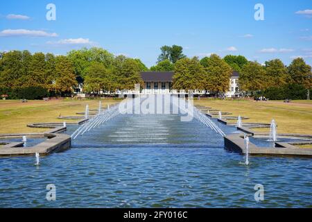 Wasserbrunnen im öffentlichen Park Nordpark/Aquazoo in Düsseldorf, Deutschland. Stockfoto