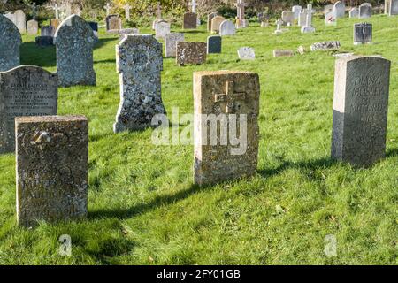 Grabsteine von Gräbern berühmter Mitford-Familie - Nancy, Unity und Diana (Mosley), Mutter von Max Mosley, auf dem Kirchhof in Swinbrook in den Cotswolds Stockfoto