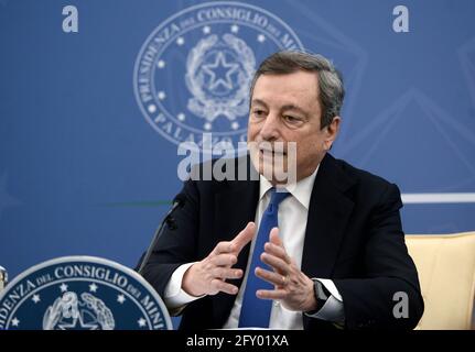 Italien, Rom, 20. Mai 2021 : der italienische Premierminister Mario Draghi bei der Pressekonferenz über das „Dekret über Unternehmen, Arbeit und Berufe“, das zur Bann Stockfoto