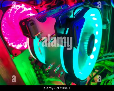 Moderne Computer Luftkühlung mit mehrfarbiger LED-Hintergrundbeleuchtung - Lüfter, Kühlern, Kabel, Boards, close-up. Stockfoto