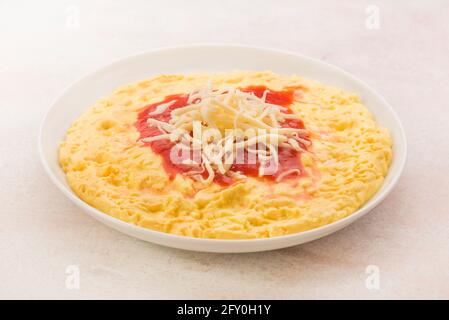 Polenta mit Tomaten, Käse und Hackfleisch Stockfoto