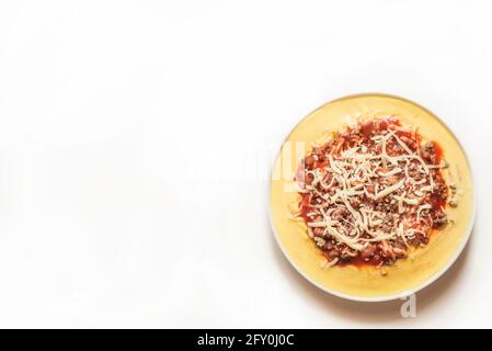 Polenta mit Tomaten, Käse und Hackfleisch Stockfoto