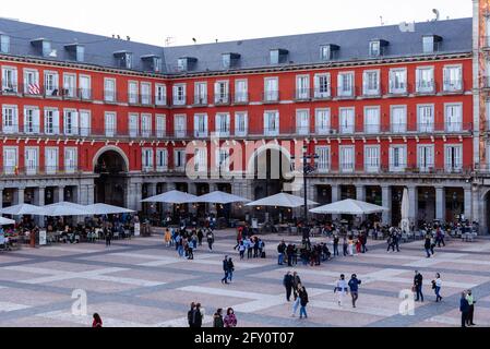 Madrid, Spanien - April, 18 2021: Panorama des Plaza Mayor in Madrid, Spanien. Ansicht während der Einschränkungen für die Coronavirus-Covid-19-Pandemie. Stockfoto