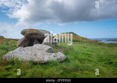 Megalithanlage auf der Insel Millau an der rosafarbenen Granitküste In der Bretagne Stockfoto