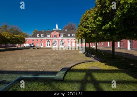 Deutschland, Oberhausen, Alt-Oberhausen, Ruhrgebiet, Niederrhein, Rheinland, Nordrhein-Westfalen, NRW, Schloss Oberhausen, Niederes Schloss und Innenhof, Klassizismus, Museum, Kunstausstellung, Ludwig-Galerie Stockfoto