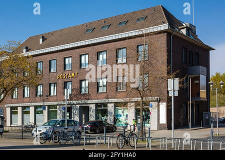 Deutschland, Oberhausen, Oberhausen-Sterkrade, Ruhrgebiet, Niederrhein, Rheinland, Nordrhein-Westfalen, NRW, ehemaliges Postamt am Arnold Rademacher Platz, Deutsche Post, Backsteingebäude, heute medizinisches Zentrum, Praxisgemeinschaft Oberhausen Sterkrade Stockfoto