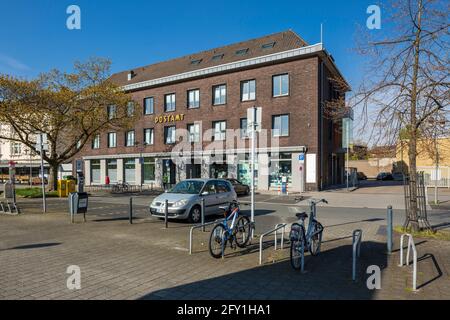 Deutschland, Oberhausen, Oberhausen-Sterkrade, Ruhrgebiet, Niederrhein, Rheinland, Nordrhein-Westfalen, NRW, ehemaliges Postamt am Arnold Rademacher Platz, Deutsche Post, Backsteingebäude, heute medizinisches Zentrum, Praxisgemeinschaft Oberhausen Sterkrade Stockfoto