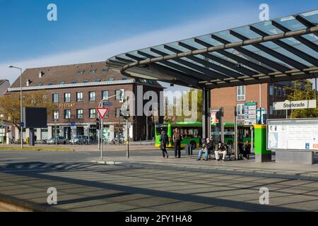 Deutschland, Oberhausen, Oberhausen-Sterkrade, Ruhrgebiet, Niederrhein, Rheinland, Nordrhein-Westfalen, NRW, ehemaliges Postamt am Arnold Rademacher Platz, Deutsche Post, Backsteingebäude, heute Ärztezentrum, Praxisgemeinschaft Oberhausen Sterkrade, vor dem Busbahnhof am Bahnhof Sterkrade Stockfoto