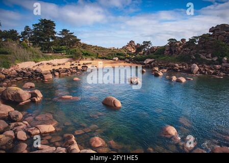 Die Bucht von Pors Rolland liegt an der rosafarbenen Granitküste in der Bretagne Stockfoto