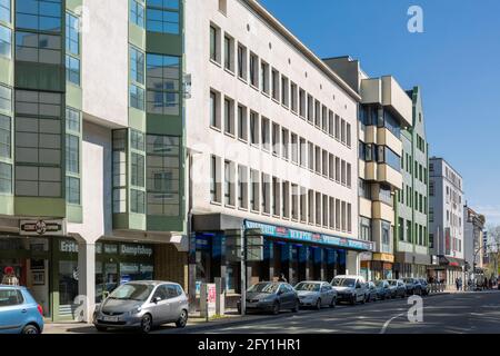 Deutschland, Oberhausen, Alt-Oberhausen, Ruhrgebiet, Niederrhein, Rheinland, Nordrhein-Westfalen, NRW, Häuserzeile an der Havensteinstraße, Geschäftsräume und Wohngebäude Stockfoto