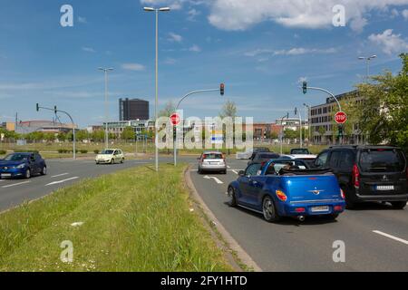 Deutschland, Oberhausen, Alt-Oberhausen, Oberhausen-Neue Mitte, Ruhrgebiet, Niederrhein, Rheinland, Nordrhein-Westfalen, NRW, Kreuzung Essener Straße und Osterfelder Straße, Autos, hinter Arena, Einkaufszentrum Centro und Messehalle Gasometer Stockfoto