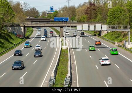 Deutschland, Oberhausen, Alt-Oberhausen, Oberhausen-Lirich, Ruhrgebiet, Niederrhein, Rheinland, Nordrhein-Westfalen, NRW, Straßenverkehr, Autobahn, Verkehr auf der A3 vor der Autobahnausfahrt Zufahrtsstraße Lirich und Duisburg-Meiderich, Autos, Autos Stockfoto