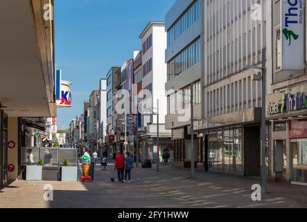 Deutschland, Oberhausen, Alt-Oberhausen, Ruhrgebiet, Niederrhein, Rheinland, Nordrhein-Westfalen, NRW, Menschen zu Fuß in der Fußgängerzone Marktstraße, Bürogebäude, Geschäfte und Wohngebäude Stockfoto