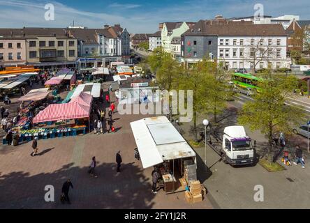 Deutschland, Oberhausen, Oberhausen-Sterkrade, Ruhrgebiet, Niederrhein, Rheinland, Nordrhein-Westfalen, NRW, großer Markt, Menschen auf dem Wochenmarkt, Kiosk- und Marktstände, Wohnhäuser, Geschäftshäuser und Geschäfte, rechts der Eugen-zur-Nieden-Ring Stockfoto