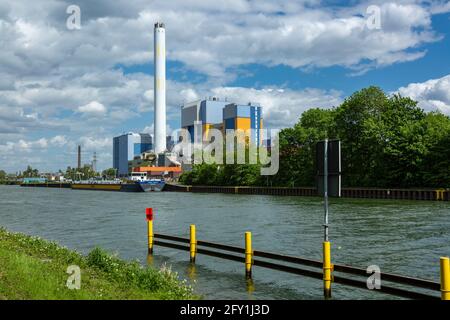 Deutschland, Oberhausen, Alt-Oberhausen, Oberhausen-Lirich, Oberhausen-Buschhausen, Ruhrgebiet, Niederrhein, Rheinland, Nordrhein-Westfalen, NRW, Abfallentsorgung, Stromerzeugung, Müllverbrennungsanlage am Rhein-Herne-Kanal, Frachter im Hafen, hinter dem Gasometer Stockfoto