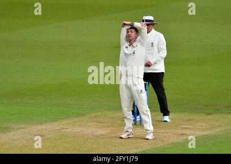 The Kia Oval, London, Großbritannien. Mai 2021. Tom Smith aus Gloucestershire ist frustriert, als Hashim Amla aus Surrey am 1. Tag des LV=Insurance County Championship-Spiels zwischen Surrey und Gloucestershire von seiner Bowlingbahn abgesetzt wird: Kredit: Ashley Western/Alamy Live News Stockfoto