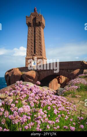 Seethrift vor dem Leuchtturm von Men Ruz am Rosafarbene Granitküste Stockfoto