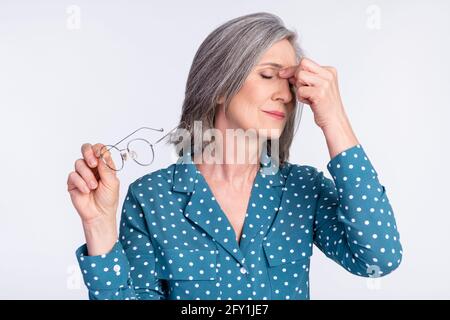 Foto-Porträt einer älteren Geschäftsfrau, die an Kopfschmerzen, Migräne, leidet Isoliert auf weißem Hintergrund Stockfoto