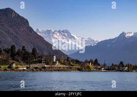 Montreux, Switzerland 04.04.2021 - Blick vom Schloss Chillon, dem Genfersee und den Alpen im Hintergrund Stockfoto