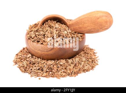 Dill-Samen in Holzschale und Löffel, isoliert auf weißem Hintergrund. Natürliche, trockene Dillsamen. Anethum graveolens. Stockfoto