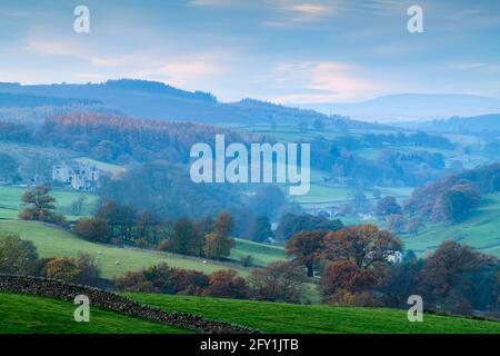 Landschaftlich reizvolles, ländliches Wharfedale (Nebel, Tal, Hügel, Hochlandfellen und Moore, Barden Bridge, Tower Ruins) - Bolton Abbey Estate, Yorkshire Dales, England Stockfoto