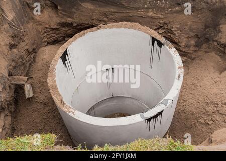 Betonabwasserkanäle im Boden. Bau oder Reparatur von Kanalisation auf einer Industrieanlage. Stockfoto