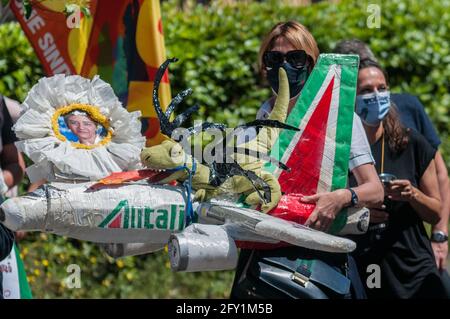 Rom, Italien. Mai 2021. 05/27/2021 Rom, Demonstration von Alitalia-Mitarbeitern in der Nähe des Finanzministeriums gegen den Verkauf der nationalen Fluggesellschaft Kredit: Independent Photo Agency/Alamy Live News Stockfoto