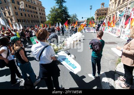 Rom, Italien. Mai 2021. 05/27/2021 Rom, Demonstration von Alitalia-Mitarbeitern in der Nähe des Finanzministeriums gegen den Verkauf der nationalen Fluggesellschaft Kredit: Independent Photo Agency/Alamy Live News Stockfoto