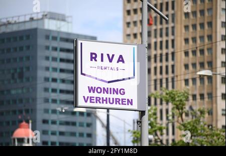 Rotterdam, Niederlande. Mai 2021. Ein Schild "Woning Verhuren (Haus zu vermieten)" steht im Stadtzentrum auf der Straße. Quelle: Soeren Stache/dpa-Zentralbild/dpa/Alamy Live News Stockfoto