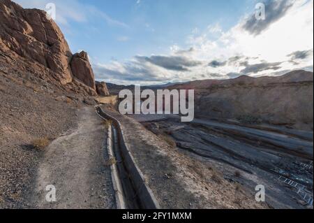 Aquädukt in der Nähe des 1000 Jahre alten eingestürzten Lehmziegeldorfes Kharanaq. Ardakan, Provinz Yazd, Iran. Stockfoto