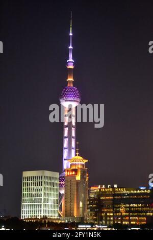 Die Wolkenkratzer der Pudong-Region in Shanghai, China, erleuchten am Abend für Tausende von Touristen, die jeden Tag strömen, um sie zu beobachten Stockfoto