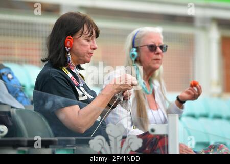 The Kia Oval, London, Großbritannien. Mai 2021. Fans, die am 1. Tag des LV=Insurance County Championship-Spiels zwischen Surrey und Gloucestershire das Cricket genießen: Credit: Ashley Western/Alamy Live News Stockfoto