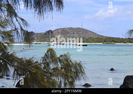 Schöner und ruhiger Blick auf die schneeweißen Sandstrände auf einer kleinen Insel namens Flat Island im Norden von Mauritius, Indischer Ozean Stockfoto