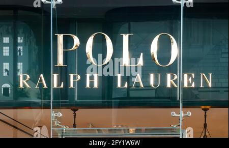 Polo Ralph Lauren Schild über dem Eingang zum Designer-Bekleidungsgeschäft Auf der Peter's Lane in Liverpool One Stockfoto